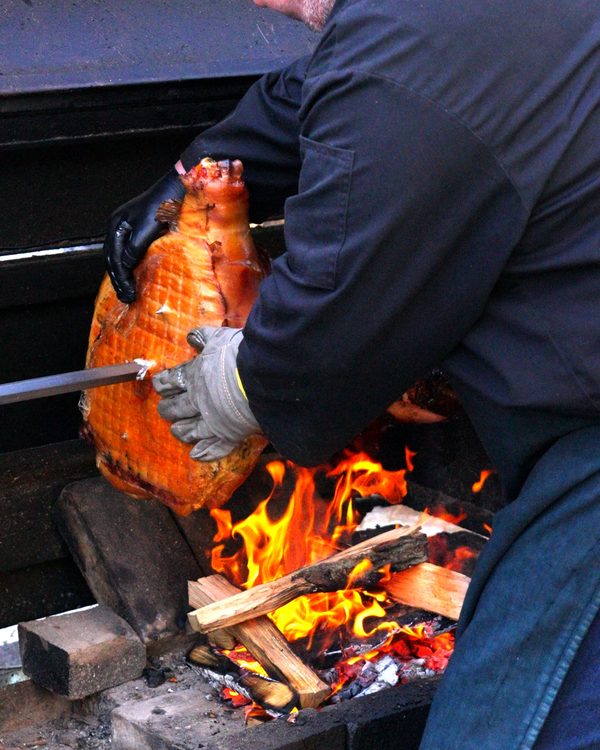 Spanferkel über dem Feuer